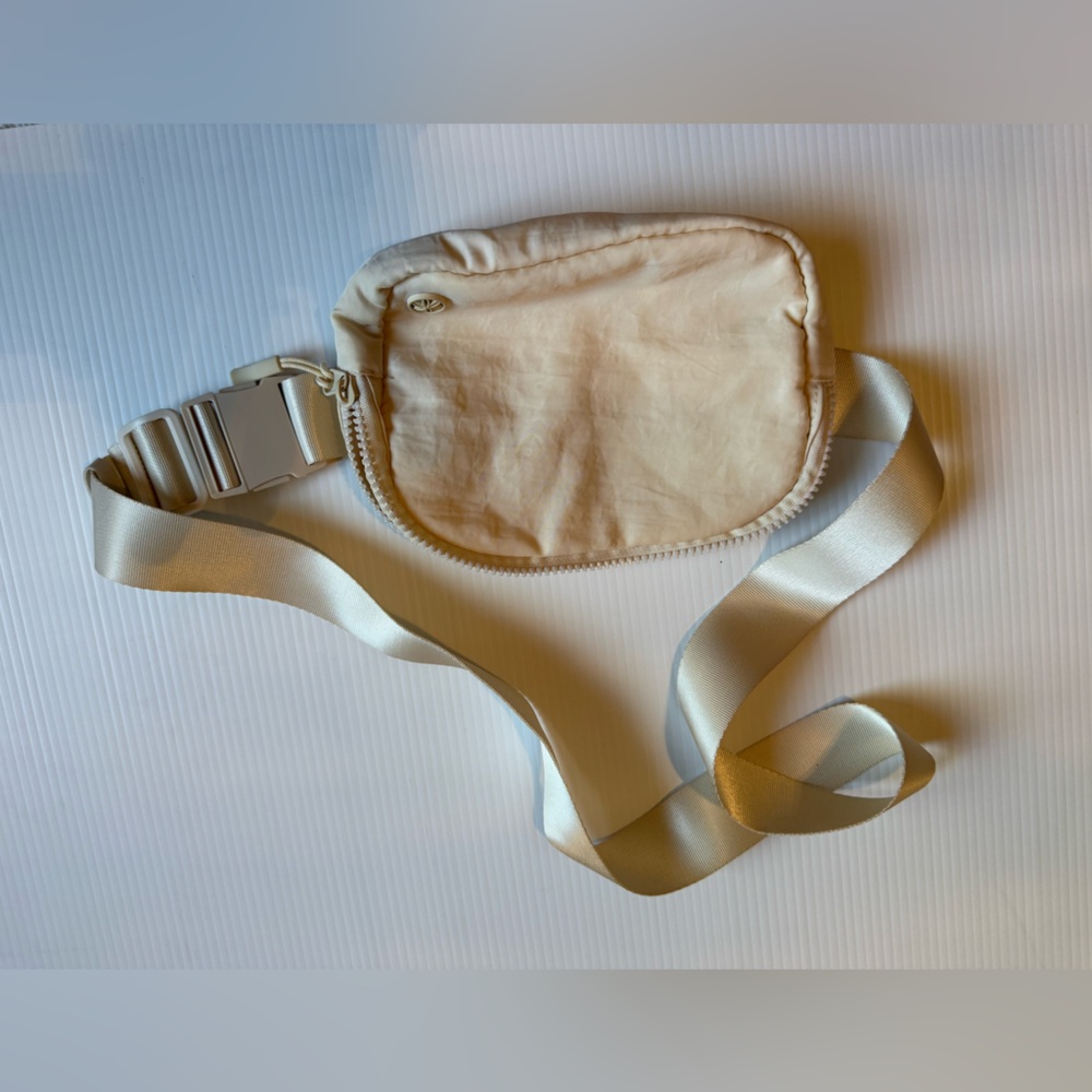 GAIAM Cream Nylon Pouch with Mesh Accent